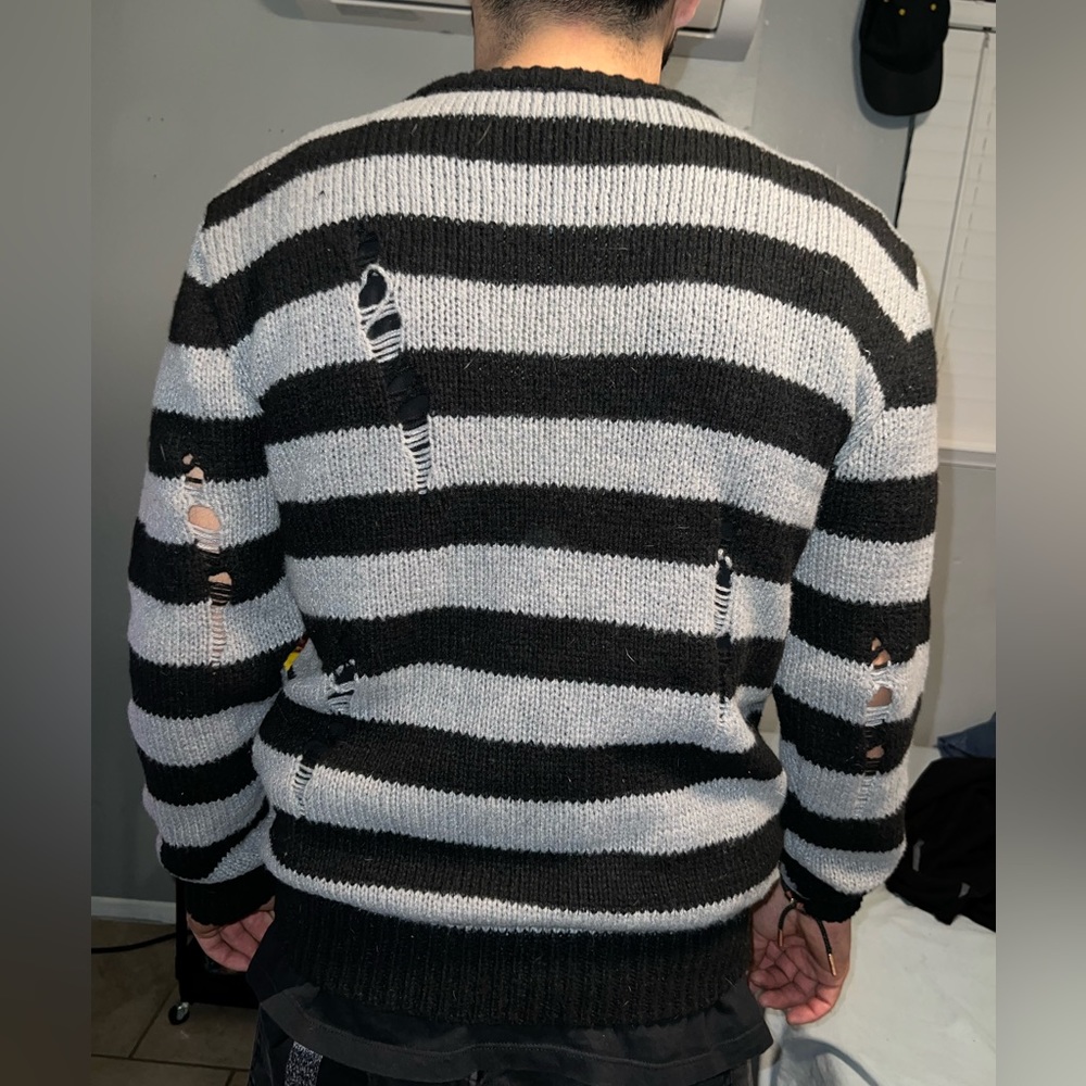 sweater - Picture 4 of 4